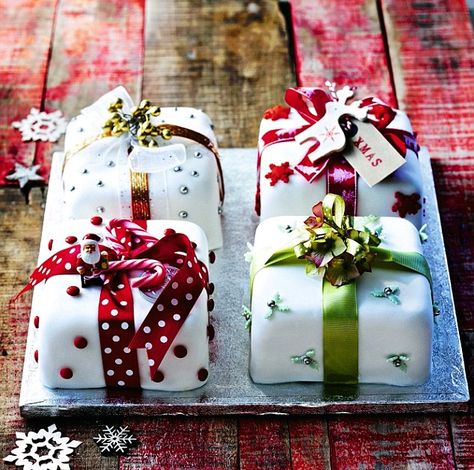 Adorable Christmas party cakes Mini Christmas Cakes, Christmas Cakes Easy, Mini Torte, Novelty Birthday Cakes, Christmas Cake Designs, Christmas Cake Decorations, Xmas Cake, Creative Cake Decorating, Easy Cake Decorating