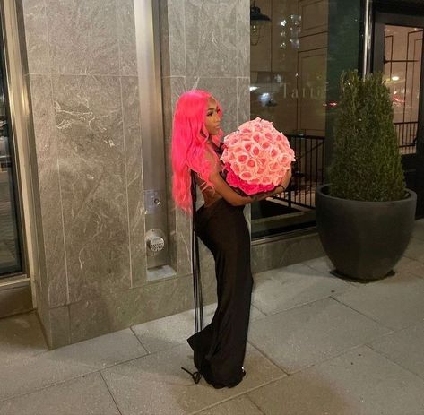 black girl with long pink curly hair holding big bouquet of pink roses wearing a long black dress Birthday Dinner Outfit, 18th Birthday Outfit, 16th Birthday Outfit, Mode Rose, Cute Birthday Pictures, 21st Birthday Photoshoot, Birthday Fits, Cute Birthday Outfits, Glam Photoshoot