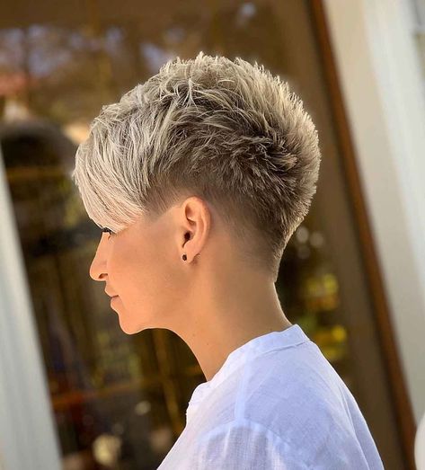 26 Very Short Pixie Haircuts for Confident Women Short Pixie Blonde Highlights, Super Short Pixie Cuts, Kort Pixie, Super Short Pixie, Shaved Hairstyles, Short Spiked Hair, Short Shaved Hairstyles, Funky Short Hair, Short Spiky Hairstyles