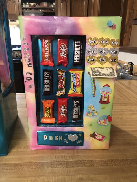 Candy Machine Valentines Day Boxes, Diy Candy Vending Machine, Vending Machine Valentines Boxes Diy, Valentines Ides, Vending Machine Valentines Boxes, Snoepautomaat Surprise, Cool Valentine Boxes, Funny Gift Cards, Candy Vending Machine