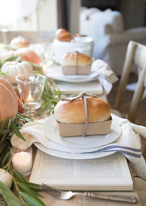 20 Incredibly Easy Ideas For The Thanksgiving Table - Camille Styles Thanksgiving Table Gifts, Modern Thanksgiving Table Settings, Beautiful Thanksgiving Table Settings, Modern Thanksgiving Table, Thanksgiving Table Settings Elegant, Thanksgiving Table Settings Diy, Thanksgiving Table Settings Simple, Simple Thanksgiving Table, Modern Thanksgiving