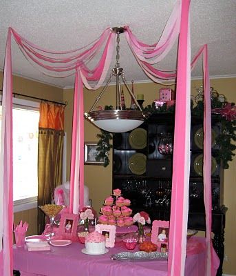 Con unas serpentinas de papel puedes armar un toldo para decorar tu fiesta de princesas. Tulle Birthday Decorations, Party Streamer Ideas, Streamer Ideas, Streamer Decorations, Tulle Decorations, 22 Birthday, Party Streamers, Festa Party, Barbie Birthday