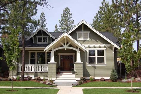 Craftsman style 3 bedroom home plan on Houseplans.com: 1-800-913-2350 Craftsman Bungalow House Plans, Small Cottage House Plans, Craftsman Cottage, Craftsman Bungalow, Craftsman Exterior, Craftsman Style House, Modern Craftsman, Farmhouse Style House Plans, Casas Coloniales