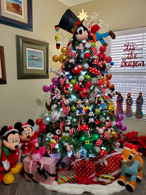 Disney Themed Christmas Trees Mickey Mouse, Disney Christmas Ideas Decoration, Christmas Tree Ideas Mickey Mouse, Mickey Mouse Clubhouse Christmas Tree, Disney Christmas Tree Diy, White Disney Christmas Tree, Mickey Themed Christmas Tree, Mickey And Minnie Mouse Christmas Tree, Christmas Disney Tree