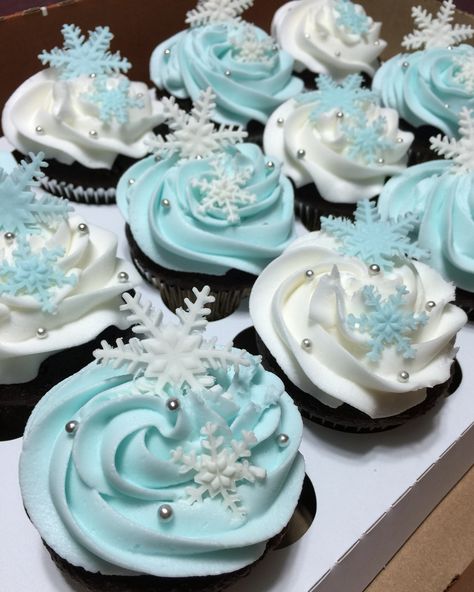 Snowflake Cupcakes, Schnee Party, Winter Cupcakes, Christmas Cupcakes Recipes, Winter Wonderland Cake, Frozen Cupcakes, Winter Baking, Cupcake Photos, Winter Wonderland Birthday