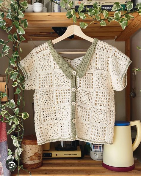 Crochet Shirt Pattern, Mode Crochet, Crochet Mittens, Crochet Summer Tops, Crochet Buttons, Crochet Fashion Patterns, Crochet Shirt, Halloween Crochet, Crochet Top Pattern