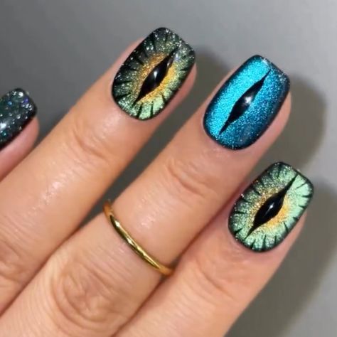 real-cat-eye-designed-press-on-nails Cat Eye Nails Design Halloween, Eyes On Nails, Cat Eye Nails Halloween, Christmas Cat Eye Nails, Dragon Eye Nails, Halloween Cat Eye Nails, Cat Eye Halloween Nails, Short Cat Eye Nails, Cats Eye Nails Design Ideas