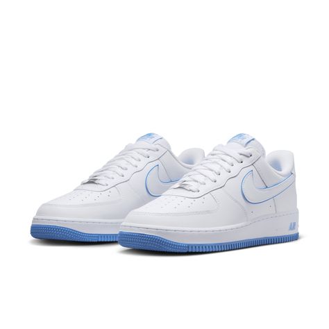 The radiance lives on with the b-ball original. Crossing hardwood comfort with off-court flair, it puts a fresh spin on what you know best: '80s-inspired construction, bold details and nothin'-but-net style. Air Force 1::Debuting in 1982 as a basketball must-have, the Air Force 1 came into its own in the '90s. The clean look of the classic white-on-white AF-1 was endorsed from the basketball courts to the street and beyond. Finding its rhythm in hip-hop culture, releasing limited collabs and co… Ideal Male Body, Tenis Nike Air, Basketball Style, Basketball Courts, Blue Trainers, Af 1, Back To School Shoes, Air Force Blue, Nike Air Force 1 07