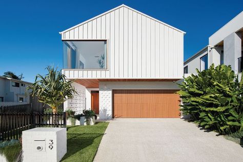 Colour Bond Exterior Cladding, Colourbond Cladding House Exterior, Colorbond Wall Cladding, Colourbond Surfmist Exterior, James Hardie Cladding Australia, Steel Cladding House Exterior, Surfmist Colourbond, Colourbond House Exterior, Vertical Cladding House Exterior