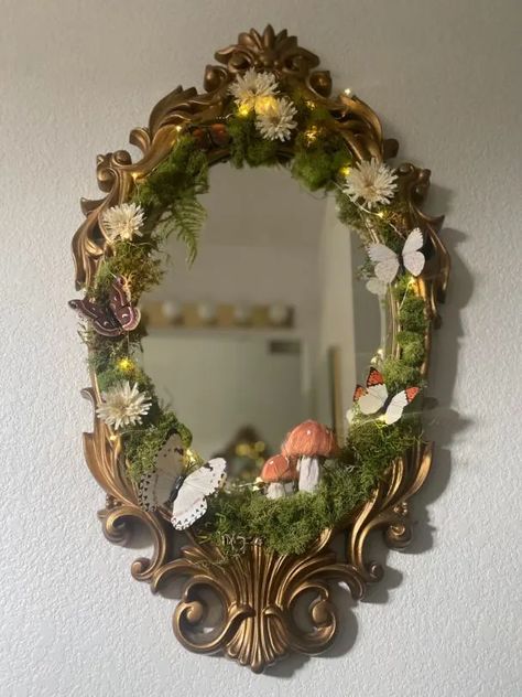 Moss Mirror, Spiegel Diy, Diy Moss, Tanah Liat, Mirror Painting, Little Cottage, Diy Mirror, Interior Design Art, Mirror Wall Decor