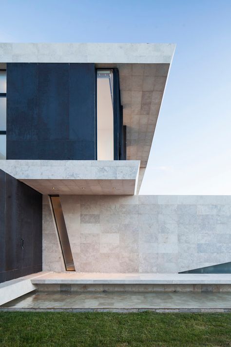 Marble House / OON Architecture via @onreact Travertine Facade, Marble House Decor, Facade Tiles, Marble House, Stone Facade, Architectural Section, House Outside Design, Design Exterior, Facade Architecture