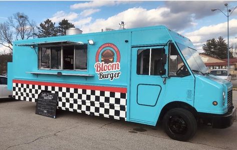 Bloom Burger, a ‘50s-themed food truck with international flavors, opens in Bloomington - Indiana Daily Student Retro Food Truck Design, Retro Food Truck, Burger Food Truck, Burger Truck, 80s Food, Döner Kebab, Burgers And Shakes, Hamburger And Fries, Food Van