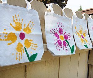 So pretty- flower bags other handprint ideas: butterflies, angelfish, see handprint animals pin footprints for the babies? Hand Print Art, Kerajinan Diy, Easy Canvas, Mothers Day Crafts For Kids, Family Ideas, Handprint Crafts, Handprint Art, Sunday School Crafts, Grandparents Day