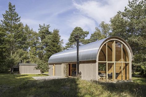 Valbæk Brørup Architects has designed a modern summer house that features a corrugated metal roof and a warm wood interior with a vaulted ceiling. #CorrugatedMetalRoof #MetalRoof #CurvedRoof #ModernArchitecture #ModernHouse Ormanlık Alan, Quonset Homes, Quonset Hut Homes, Corrugated Metal Roof, Quonset Hut, Roof Shapes, Agricultural Buildings, Metal Tag, Traditional Building