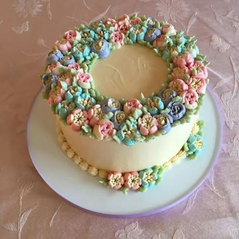 Russian Piping Cake Decorating, Russian Flowers Cake, Cake With Russian Tip Flowers, Russian Piping Tips Cake Ideas, Russian Birthday Cake, Russian Tips Cake, Russian Nozzle Cake Design, Russian Piping Tips Cupcakes, Russian Piping Cake