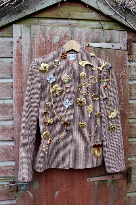 If you like wearing brooches you need to know about Audra Daws-Knowles Brooch On Jacket, Brooch On Sweater, Wearing Brooches Ideas, Blazer With Brooch, How To Style Brooches, How To Wear A Brooch, Brooch Upcycle, Styling Brooches, Brooch Outfit Ideas