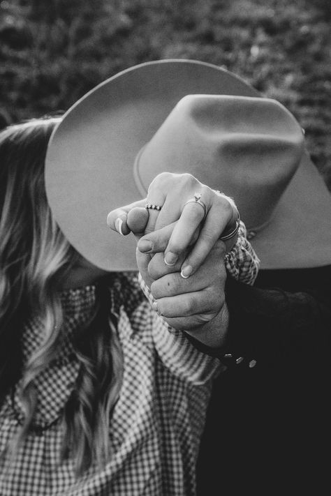 HOLLY + GARRETT | ENGAGEMENT - westernweddingmagazine.com Horse Engagement Photos, Country Couple Photoshoot, Western Engagement Pictures, Engament Photos, Western Couple Photoshoot, Western Engagement Photos, Country Engagement Pictures, Couple Photoshoot Ideas, Pole Bending