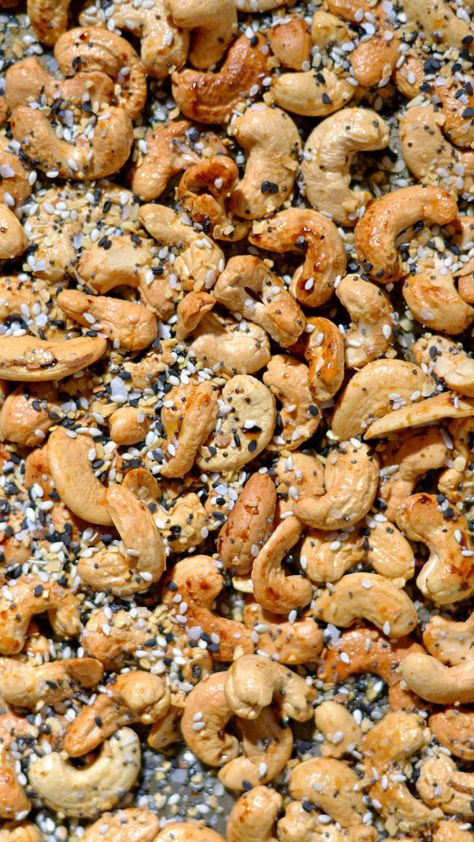 With only 4 ingredients, this honey roasted everything bagel cashew recipe is SO simple to make. You can use your favorite everything bagel spice mix or make your own. The hint of honey adds a touch of sweetness for the best sweet and salty flavor! No more buying these at the store, let me show you how easy they are to make them at home! Everything Bagel Cashews Recipe, Seasoned Cashew Recipe, Everything Cashews, Everything Bagel Cashews, Dill Pickle Cashews, Candied Cashews Easy, Unsalted Cashew Recipes, Recipes Using Cashews, Roasted Cashew Recipes