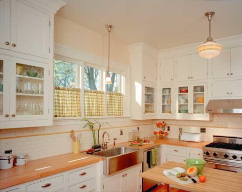 1920s Kitchen, Arts And Crafts Kitchen, Bungalow Kitchen, Spirit Design, Craftsman Kitchen, Basic Kitchen, Arts And Crafts House, Cottage Kitchens, Craftsman Bungalows