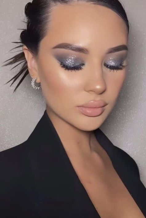 Makeup For Grey Dress, Makeup For Black Dress, Prom Makeup Ideas, Grey Eye Makeup, Grey Makeup, Silver Makeup, Prom Look, Prom Eye Makeup, Formal Makeup