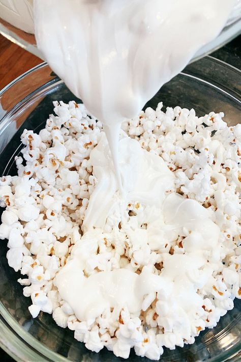 White Popcorn Recipe, How To Make Candy Popcorn, White Chocolate Coated Popcorn, Popcorn Drizzle Recipes, Chocolate Coated Popcorn, Popcorn White Chocolate Recipes, White Chocolate Popcorn Balls, White Chocolate Covered Popcorn, Buttercream Popcorn