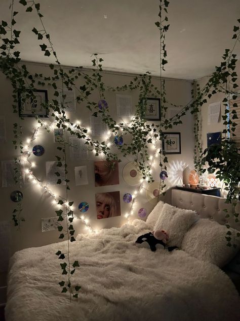 Vines Above Bed, Dream Bedroom Inspiration, Easy Room Decor, Bedroom Decor Cozy, Room Redesign, Grunge Room, Cute Bedroom Decor, Redecorate Bedroom, Cozy Room Decor