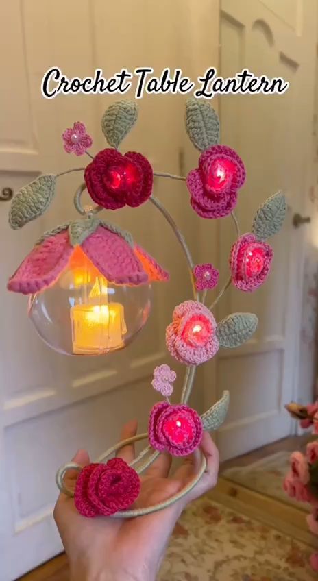 Beginner Blanket, Lampe Crochet, Motif Kait, Crochet Lamp, Diy Lamps, Crochet Garden, Crochet Patterns Ideas, Diy Flores, Crochet Fairy