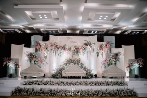 Inspirasi dekor pelaminan Dekorasi Wedding Simple, Background Pelaminan, Pelaminan Simple, Wedding Stage Design Simple, Dekor Wedding Pelaminan, Dekor Pelaminan, Indoor Wedding Decorations, Dekorasi Wedding, Wedding Stage Backdrop