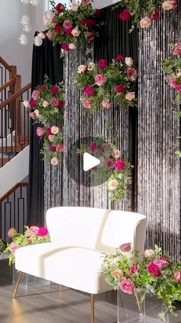 Diy Backdrop Flowers, Diy Youtube Backdrop, Diy Wedding Ceiling Decor, Photo Booth Design Backdrop Ideas, Diy Wedding Backdrop Ceremony, Wedding Photoshoot Background, Diy Wedding Backdrop Cheap, Photo Area For Wedding, Diy Wedding Backdrop Reception