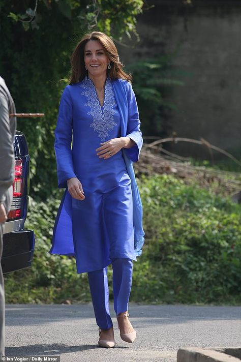 How Kate Middleton spent £12, 500 on new items for her royal tour wardrobe | Daily Mail Online Maheen Khan, Duchesse Kate, Düşes Kate, Prins William, Model School, Princess Catherine, Middleton Style, Prince William And Catherine, Catherine Middleton