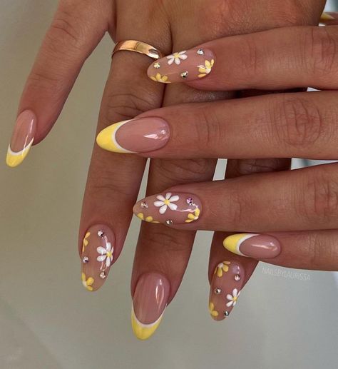 Brighten up your day with these stunning yellow nail designs! These trendy light yellow ideas provide the perfect inspiration for any spring and summer manicure – how can you not love these French tip nails with daisy nail art? Nail Designs With Two Colors, Nails Acrylic Inspiration For School, Yellow Tropical Nails, Nail Daisy Designs, Short Almond Summer Nail Ideas, Yellow And White Nails Design, Light Yellow Nails Designs, Trendy Summer Nails French Tip, Nails Art Summer 2024