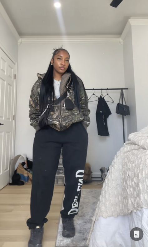 Chill Stylish Outfits, Winter Sweat Pants Outfits, Chilly Outfits Casual, Sweat Pants Outfit Black Women, Lazy Day Outfits Black Women, Calm Winter Outfits, Casual Outfit Inspo Winter, Cold Weather Outfits Black Women, Comfy Dinner Outfit