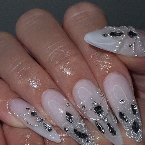 APRÉS GEL X NAILS + MAKEUP 🇨🇦 on Instagram: "Dreamy chandelier bling nails 🤍❄️

#gelxnails #douyinnails #blingnails #holidaynails #gelnailsdesign #milkywhitenails #almondnails #winternails #nailinspo #nailsofinstagram #nailsoftheday #nails2inspire #reflectivenails #glitternailsdesign #longnails #gelnails" Diamond Almond Nails, Glitz And Glam Nails, Chandelier Nails, Bling Almond Nails, Chandelier Bling, Gel X Nails, Reflective Nails, X Nails, Nails Makeup