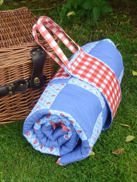 Denim Picnic Quilt, Jean Picnic Blanket, Picnic Blanket Quilt Patterns, Waterproof Picnic Blanket Diy, Quilt Picnic Blanket, Picnic Quilt Ideas, Diy Picnic Blanket, Picnic Quilt Pattern, Picnic Quilts