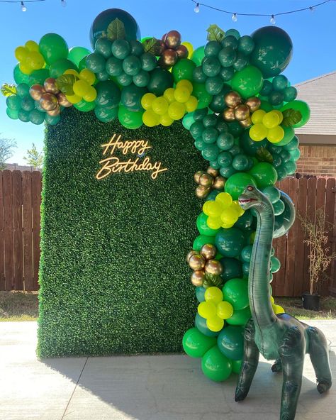 Dinosaur Balloon Decorations, Dinosaur Balloon Arch, Dinosaur Balloons, 1st Birthday Party Decorations, Dinosaur First Birthday, Ivy House, Balloon Ideas, Birthday Party Balloon, Balloon Centerpieces