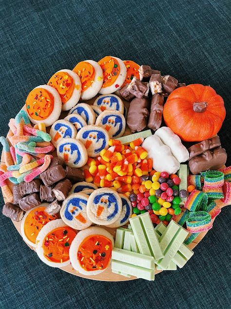 Haute Table: DIY Halloween Candy Charcuterie Board Christmas Charcuterie Board Sweets, Halloween Candy Board Ideas, Candy Charcuterie Board Halloween, Candy Charcuterie Board Ideas, Halloween Candy Board, Halloween Candy Charcuterie Board, Sweet Charcuterie, Candy Charcuterie Board, Harvest Soup