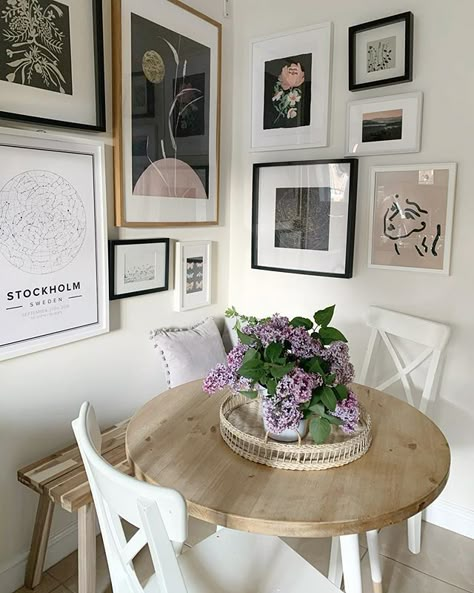 Dining Corner Wall Decor, Gallery Wall For Small Space, Corner Gallery Wall Dining Room, Corner Gallery Wall Kitchen, Small Living Room Wall Ideas, Scandi Gallery Wall, Kitchen Wall Gallery Ideas, Photo Wall Kitchen, Corner Photo Gallery Wall