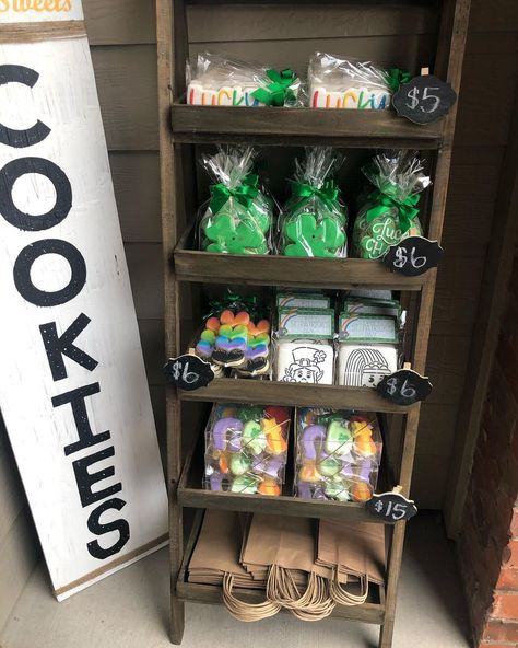 Porch Pop Up Shop, Baking Stand Ideas, Pop Up Cookie Shop, Porch Pop Up Bakery, Cookie Booth Set Up, Porch Bakery Pop Up Shop, Cookie Stand Display, Cookie Pop Up Shop, Cookie Display Ideas Farmers' Market