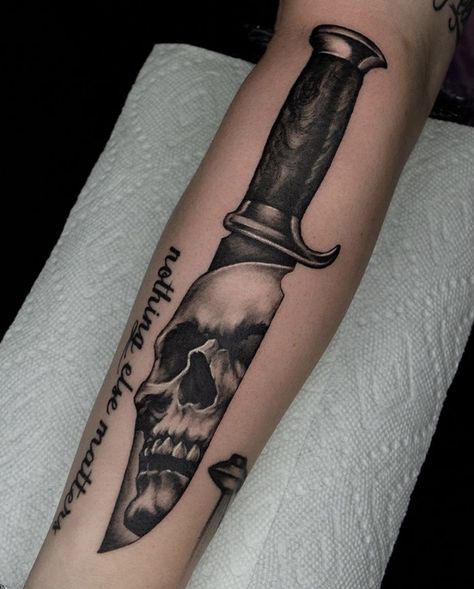 Koch Tattoo, Blade Tattoo, Tattoo Shading, Knife Tattoo, Skull Sleeve Tattoos, Elbow Tattoos, Neck Tattoo For Guys, Stylist Tattoos, Knee Tattoo