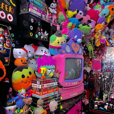 Nostalgia Room Decor, Kawaii Maximalist Room, Scene Bedroom Ideas, Weirdcore Room Ideas, Scenecore Bedroom, Scene Room Ideas, Creepy Cute Room, Scenecore Room, Weird Core Room