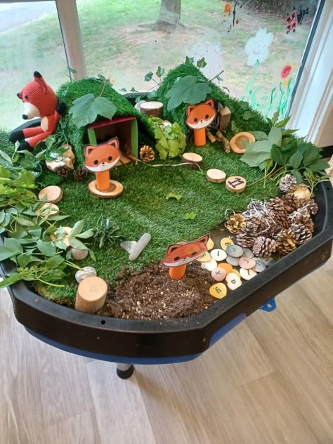 Woodland Tuff Tray Ideas, Woodland Tuff Tray, Nature Tuff Tray, Forest Dramatic Play, Play Doh Animals, Provocations Reggio, Autumn Eyfs, Camping Week, Woodland Activities