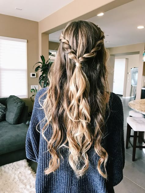 #vsco #hair Hood Hairstyles, Hood Prom, Graduation Board, Glamorous Wedding Hair, Wedding Hair Half, Prom Hairstyles For Long Hair, Penteado Cabelo Curto, Short Hairstyle, Hairstyles Long