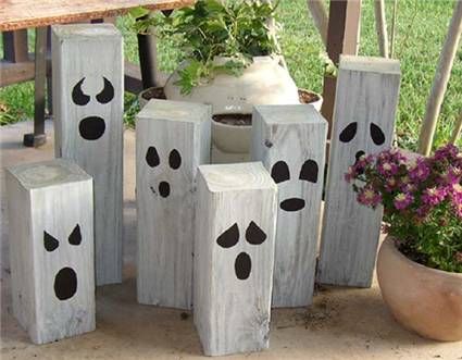 DIY ghosts from 4x4 posts. thinking these would be cute as jack-o-lanterns too. just add nub on top for stem Glow In Dark Paint, Dekorasi Halloween, Halloween Diy Outdoor, Hallowen Ideas, Halloween Decorations Diy Outdoor, Adornos Halloween, Scrap Wood Projects, Theme Halloween, Diy Homemade