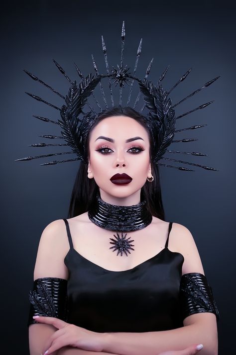 Black Star Queen Halo Met Gala Crown handmade Persephone Iron Crown, Crowns For Queens, Black Crown Aesthetic, Diy Crown Queen, Dark Queen Makeup, Dark Goddess Costume, Nyx Costume, Dark Queen Costume, Obsidian Crown