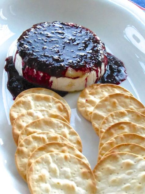 Blueberry Baked Brie, Baked Brie Recipes, Brie Appetizer, Brie Bites, Brie Recipes, Blueberry Compote, Blueberry Sauce, Blueberry Jam, Baked Brie