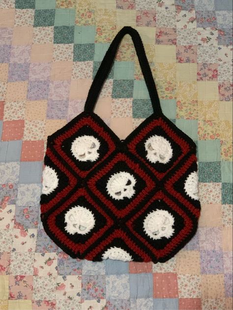 Emo Crochet Bag, Edgy Crochet Clothes, Gothic Crochet Ideas, Crochet 3 Colors, Goth Crochet Ideas, Punk Crochet Patterns Free, Alt Crochet Projects, Goth Crochet Patterns Free, Crochet Summer Bags