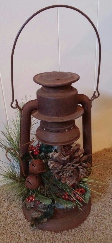 Love my rusty old lantern! Farmhouse Decor Lanterns, Rustic Christmas Lantern Ideas, Rusty Christmas Decor, Kerosene Lamp Decor Ideas, Old Lantern Decor Ideas, Cabin Christmas Decor Rustic, Winter Lantern Ideas, Lanterns Christmas Decor, Diy Christmas Lanterns Ideas