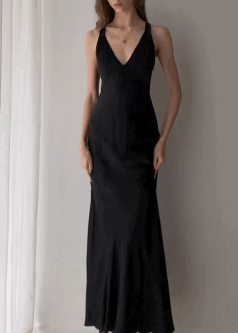 Cute Black Dress Long, Cool Tone Dress, Official Dinner Dress, Long Dark Purple Dress, Dress 90s Style Party, Black Long Dress Aesthetic, Formal Dresses For Winter, Opera Aesthetic Outfit, Elegant Black Dress Aesthetic