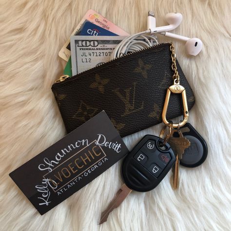 Chanel Key Pouch, Louis Vuitton Key Pouch Aesthetic, Wallet And Keys Aesthetic, Wallet Keychain Ideas, Aesthetic Car Keys, Car Keys Aesthetic, Keys Aesthetic, Car Keychain Ideas, Lv Key Pouch