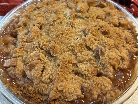 Topped with a brown sugar streusel, this simple French apple pie is quick to prepare and perfect to serve after any meal. French Apple Pie, Apple Slab Pie, Apple Crumble Pie, Kinds Of Pie, Slab Pie, Pie Crumble, Food Wishes, Apple Filling, Apple Pie Recipes